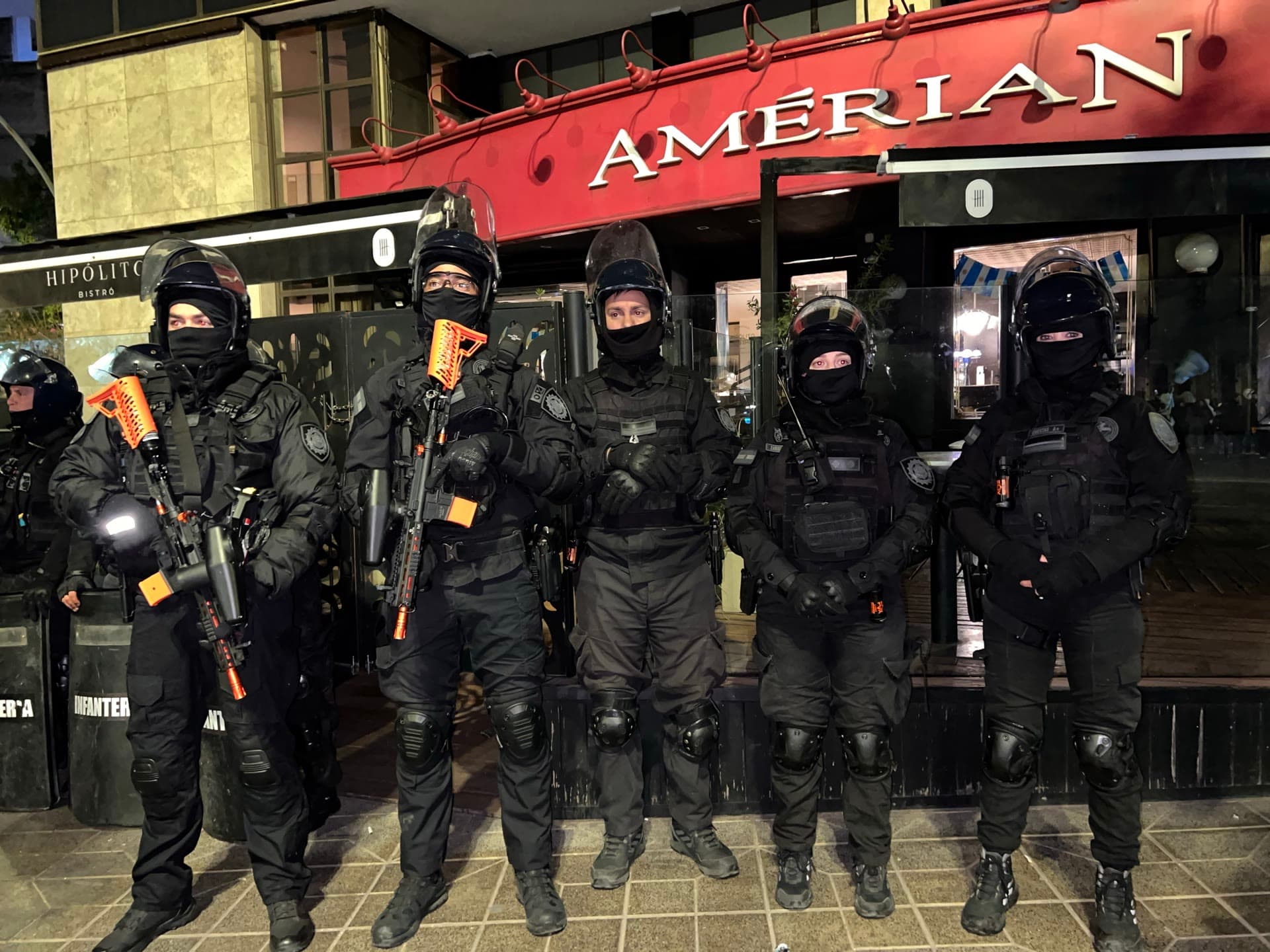 Efectivos de infantería de la Policía de Córdoba durante el operativo