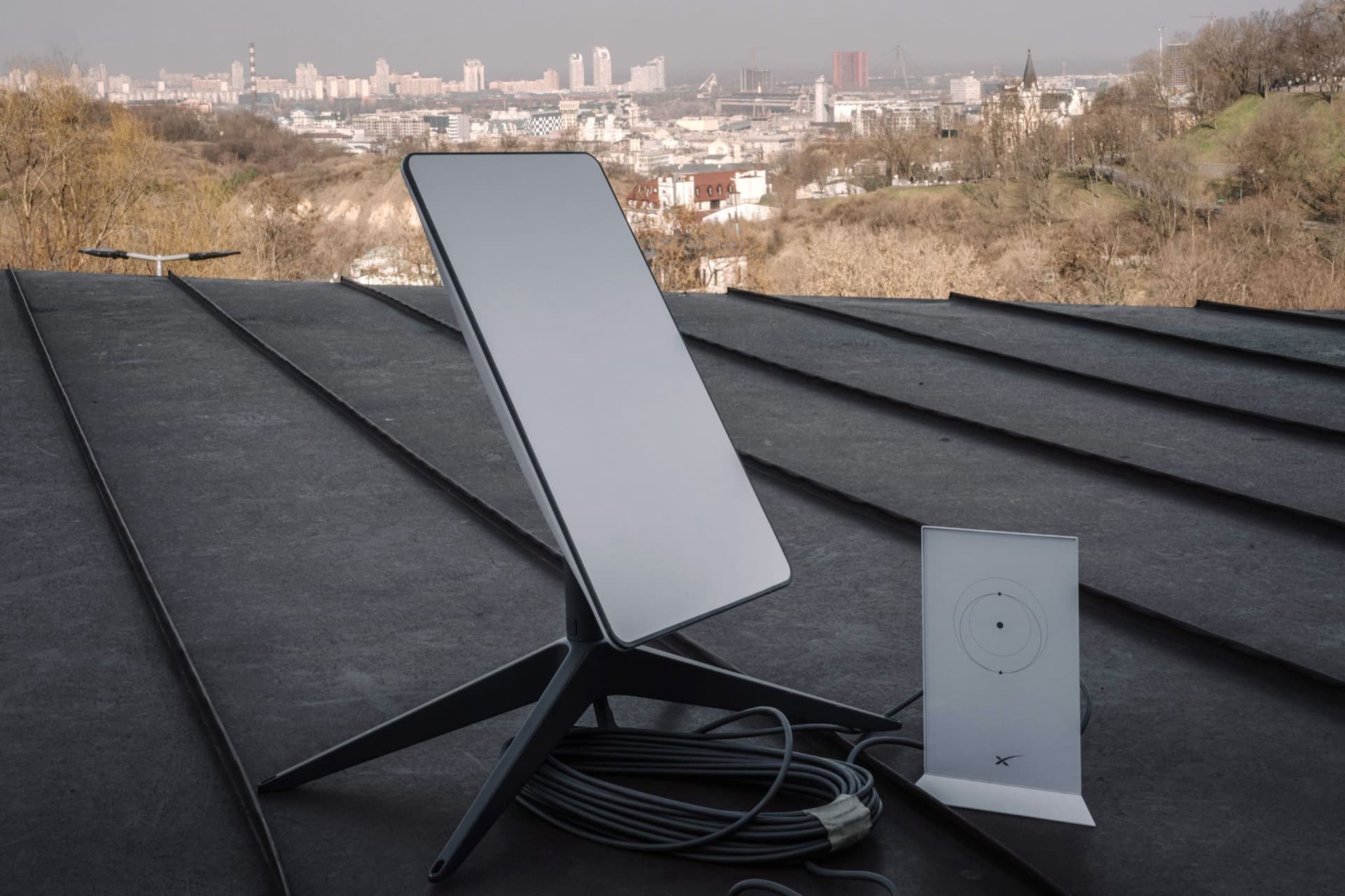 Antena Starlink desplegada en campo